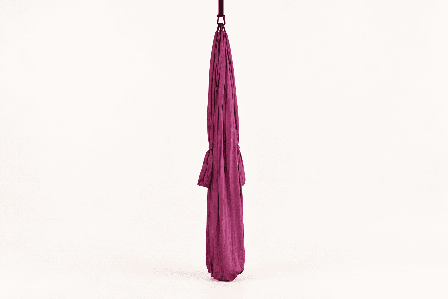 Birth Sling v barvě Grape: fialový šátek zavěšený na černém popruhu ze stropu