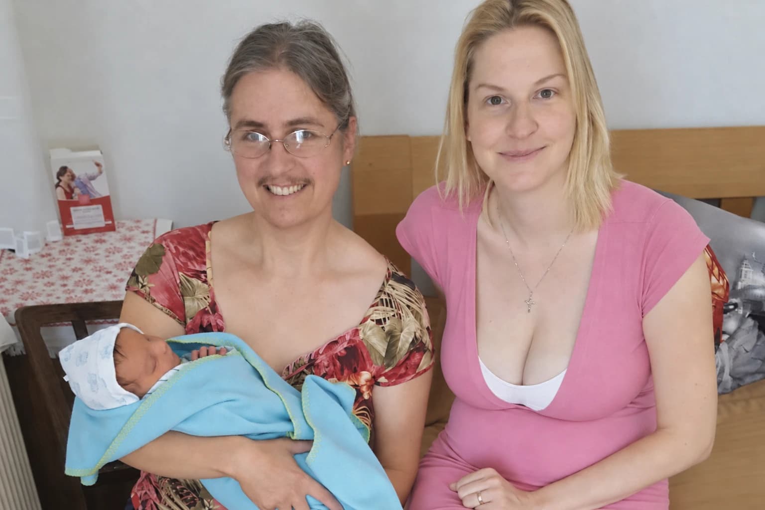 Johanka s novorozencem v náručí vedle jeho maminky