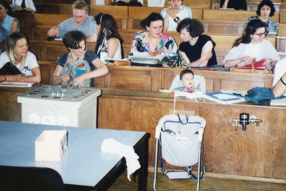 Posluchárna během Johančina studia psychologie, s jejím miminkem v dětské sedačce na lavici